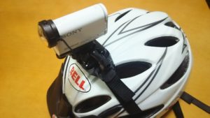 ロードバイクのヘルメットにアクションカムを装着する方法