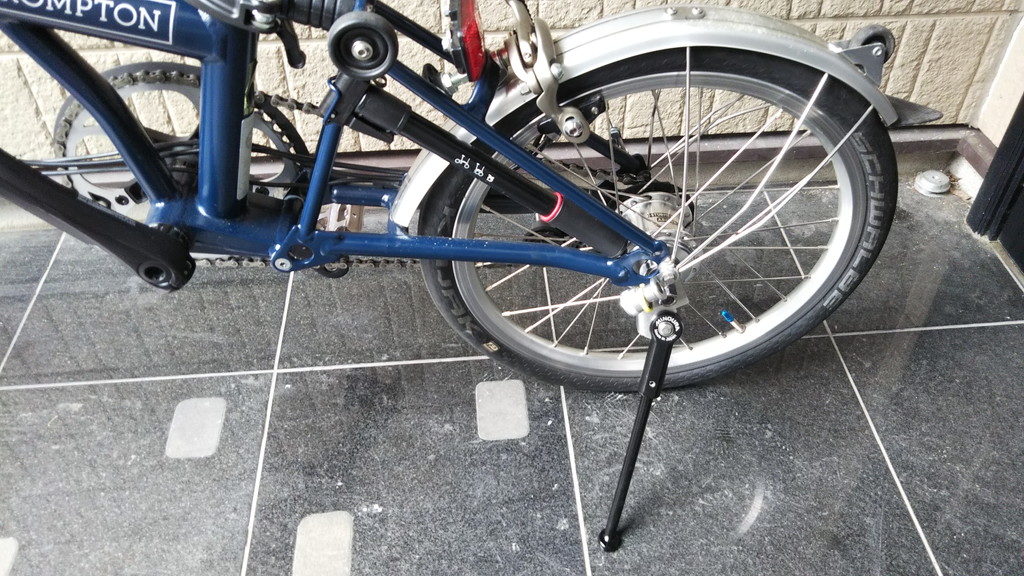 ブロンプトンにぴったり!ミノウラから安価な専用キックスタンドが登場! サイクリング・レビュー brompton ブロンプトン専用 キックスタンド 112g アルミ シルバー